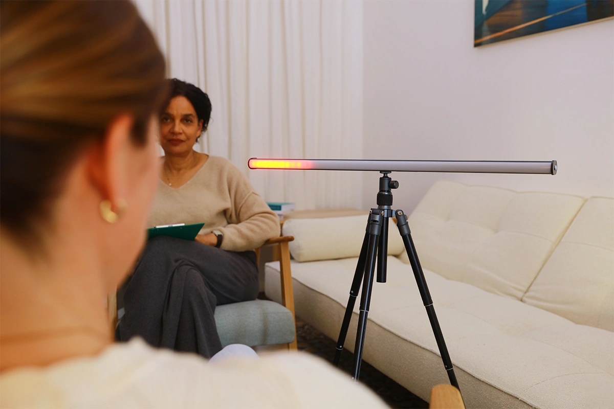 Therapeutische Sitzung mit Neurofeedback-Gerät während einer Heilpraktiker Psychotherapie Ausbildung im Heilpraktiker Quartier.