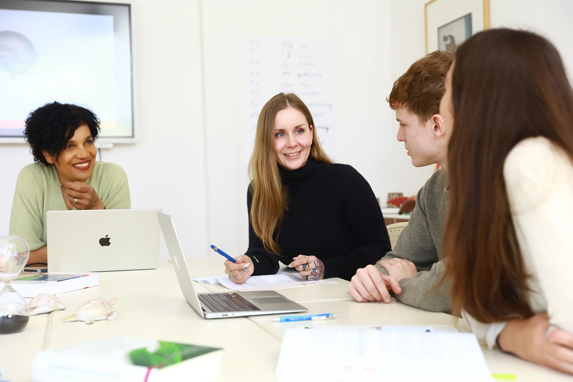 Teilnehmer im Austausch während einer Unterrichtseinheit der Heilpraktiker Psychotherapie Ausbildung im Heilpraktiker Quartier.
