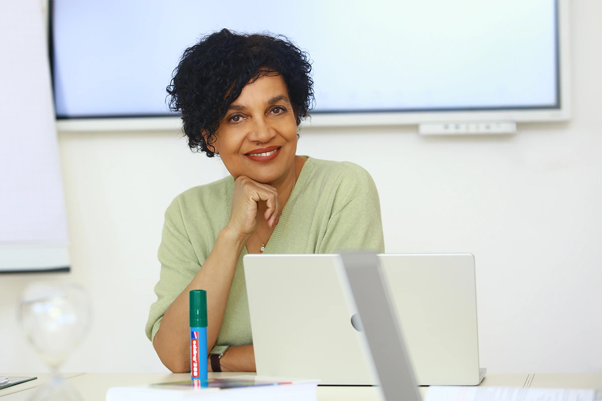 Jacqueline Boyce im Unterricht der Heilpraktiker Psychotherapie Ausbildung im Heilpraktiker Quartier während einer psychologischen Lehrveranstaltung.
