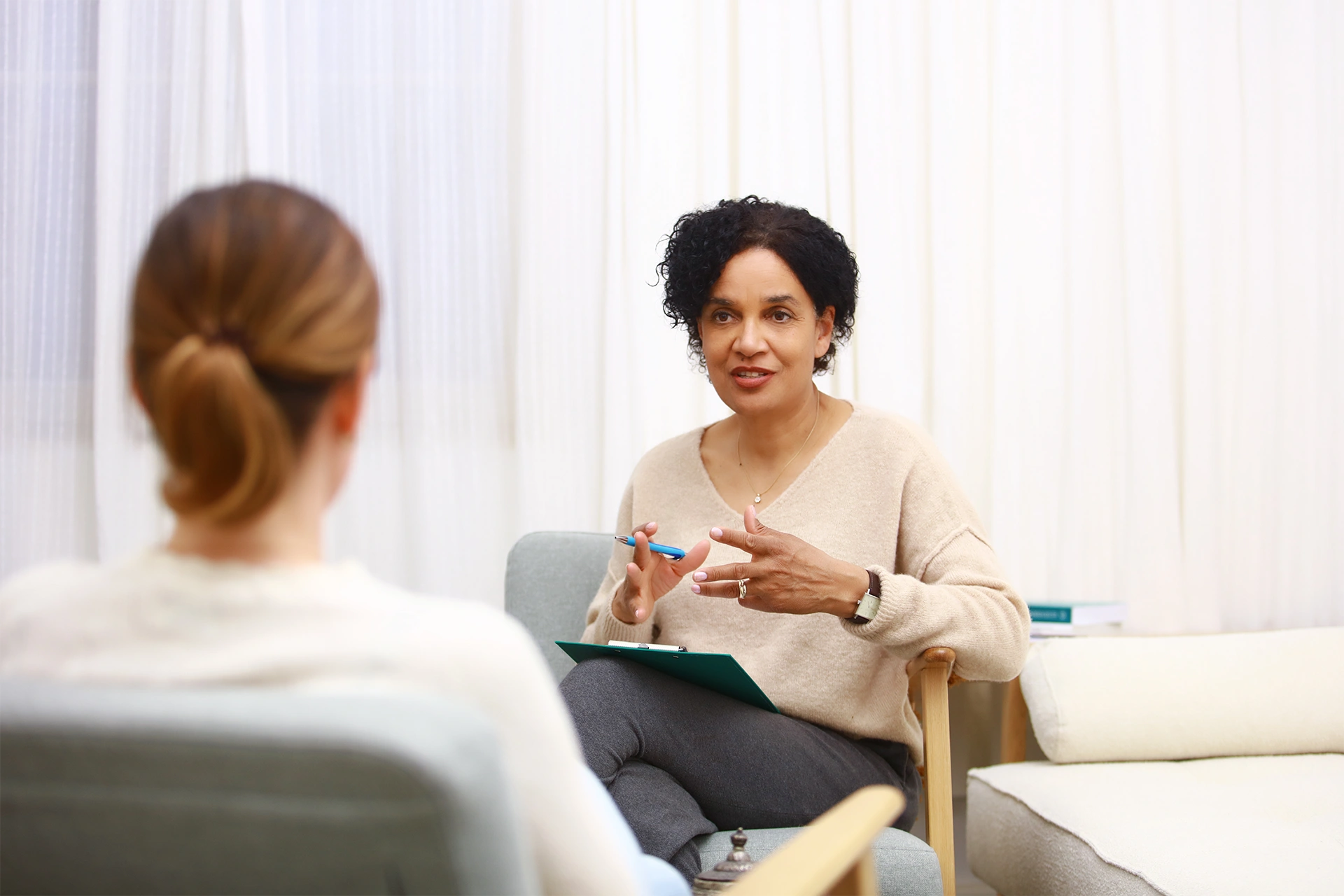 Therapeutisches Gespräch zwischen Heilpraktikerin und Patientin während einer Sitzung der Heilpraktiker Psychotherapie Ausbildung im Heilpraktiker Quartier.